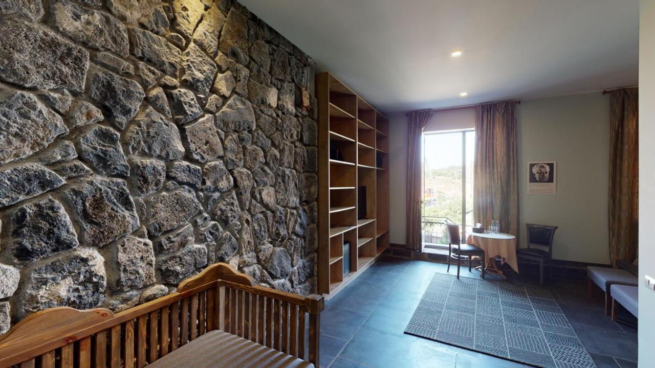 Apricot Hotel Ереван Екстериор снимка