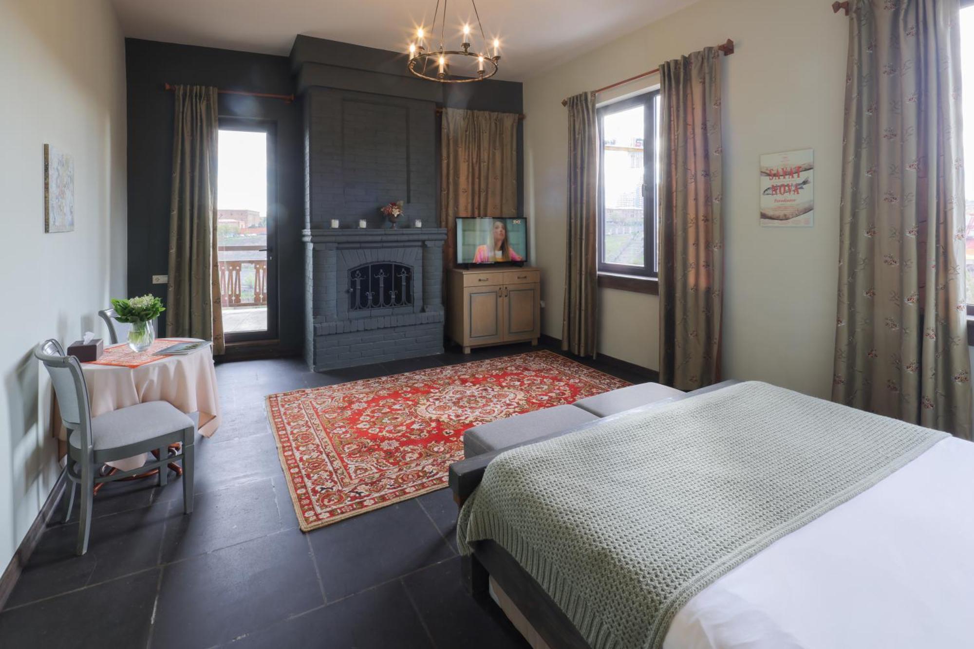 Apricot Hotel Ереван Екстериор снимка